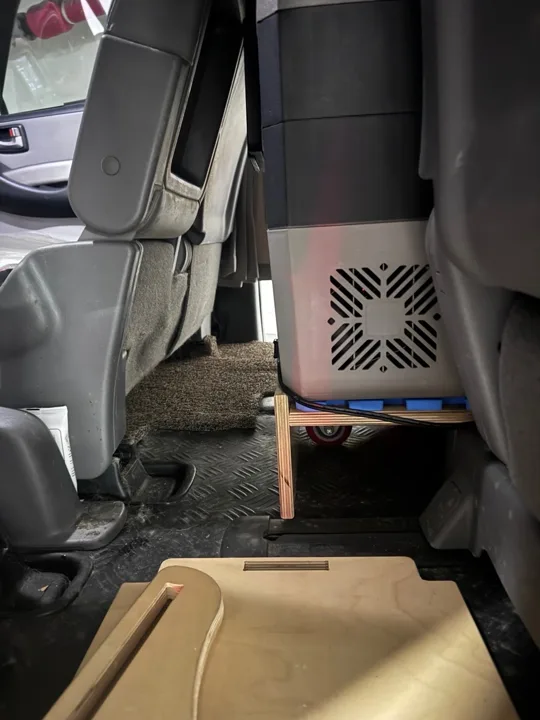 앞좌석 뒤 냉장고 배치