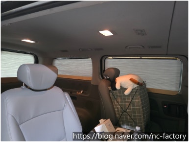 측면 창문에 설치한 허니콤 블라인드