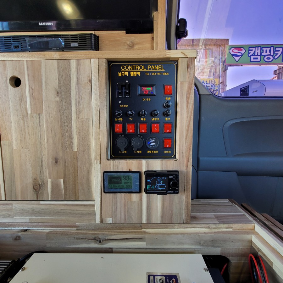스타렉스 캠핑카 싱크대와 야외 테이블