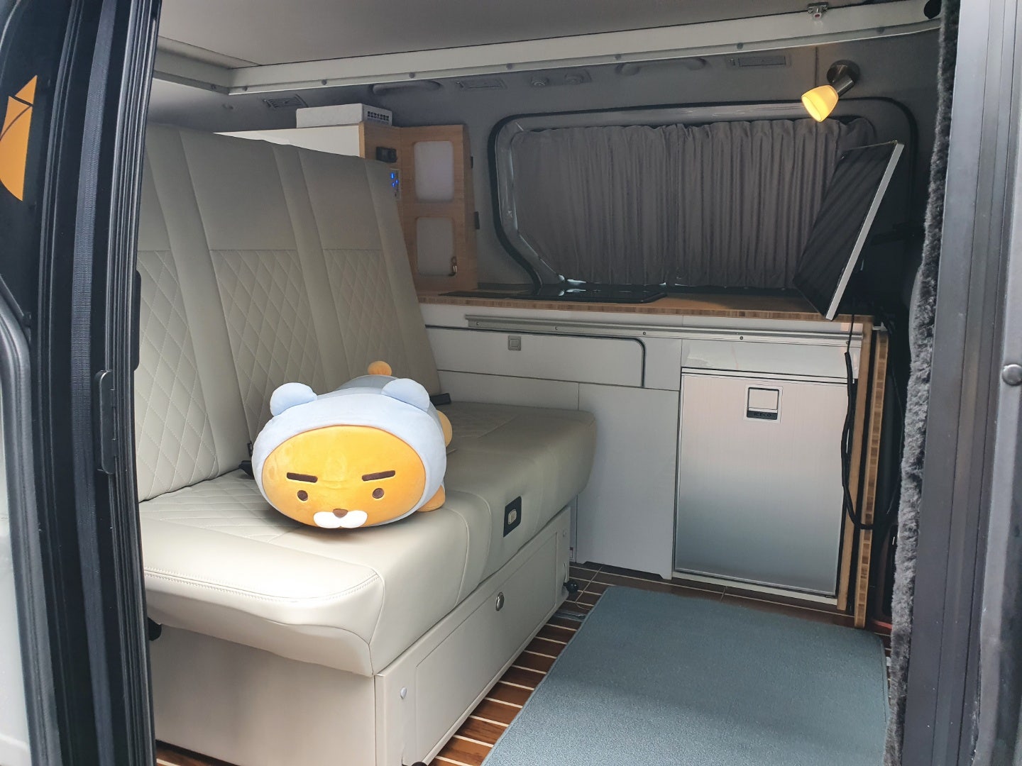 유로밴 홈 실내 시트와 측면 수납 구성