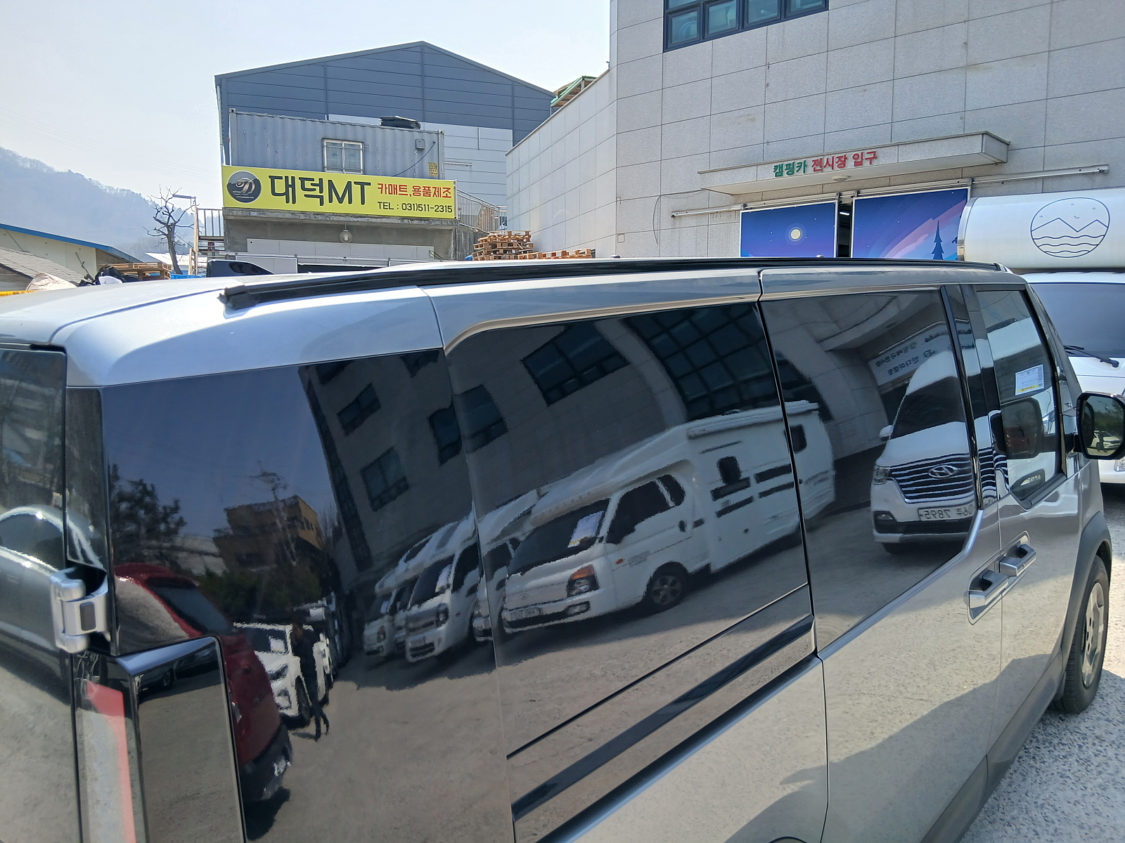 PV5 카고 측면 상단에 고정한 타프레일