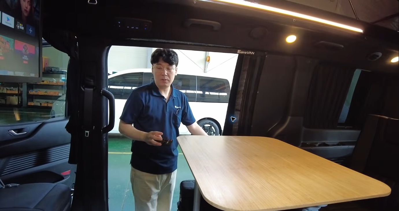 유로밴 EV 침상 전환 테이블과 수납 구조