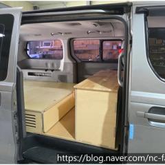 스타렉스 12인승을 자작나무 침상과 후면 테이블을 갖춘 3인승 캠핑카로 개조